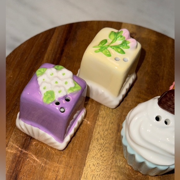Salt & Pepper Shakers Set(2) NEW Cracker Barrel Mini Cupcake, cake & petit fours - Picture 3 of 6